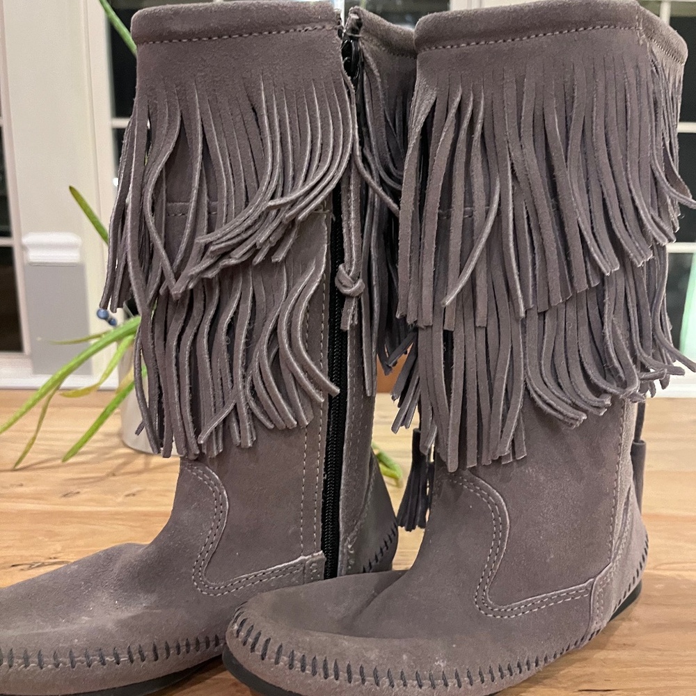Minnetonka 2 layer gray suede fringe boots, size 8, cowboy chic, boho